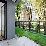Luxury Two-Bedroom Apartment With Terrace By Tyzenhauz