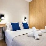 Luxury Two-Bedroom Apartment With Terrace By Tyzenhauz