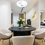 Luxury Two-Bedroom Apartment With Terrace By Tyzenhauz