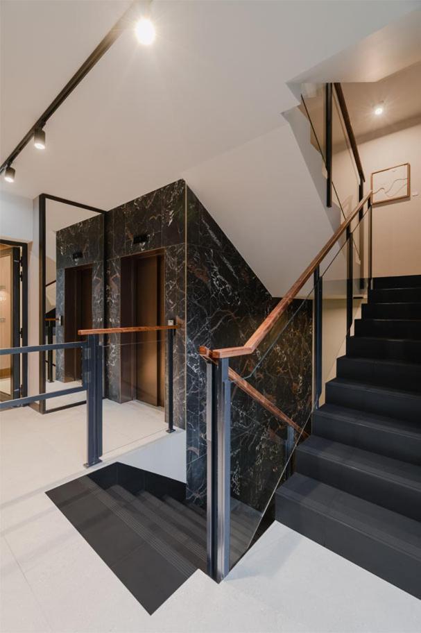Luxury Two-bedroom With Terrace By Tyzenhauz Apartment