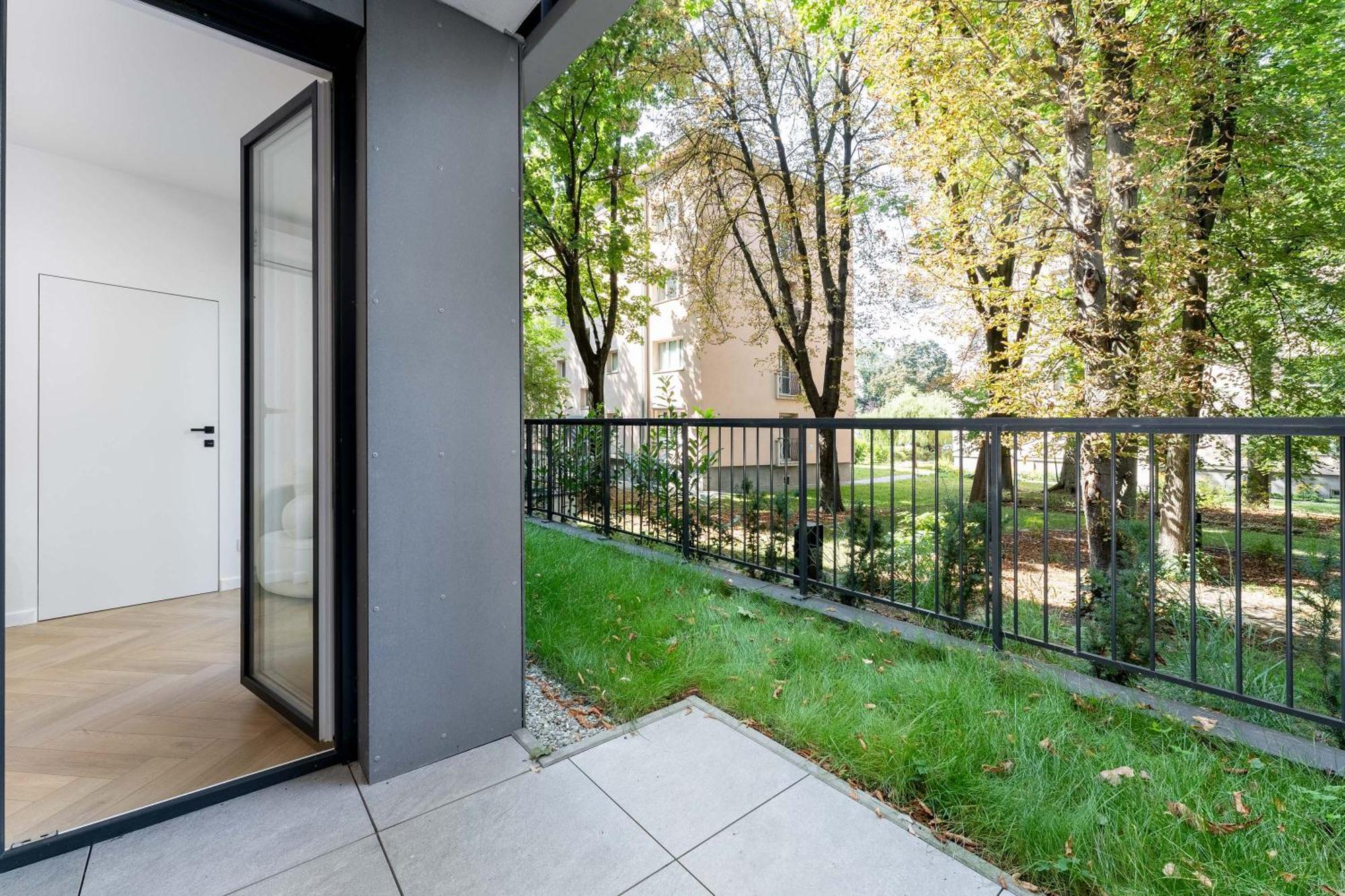 Luxury Two-bedroom With Terrace By Tyzenhauz