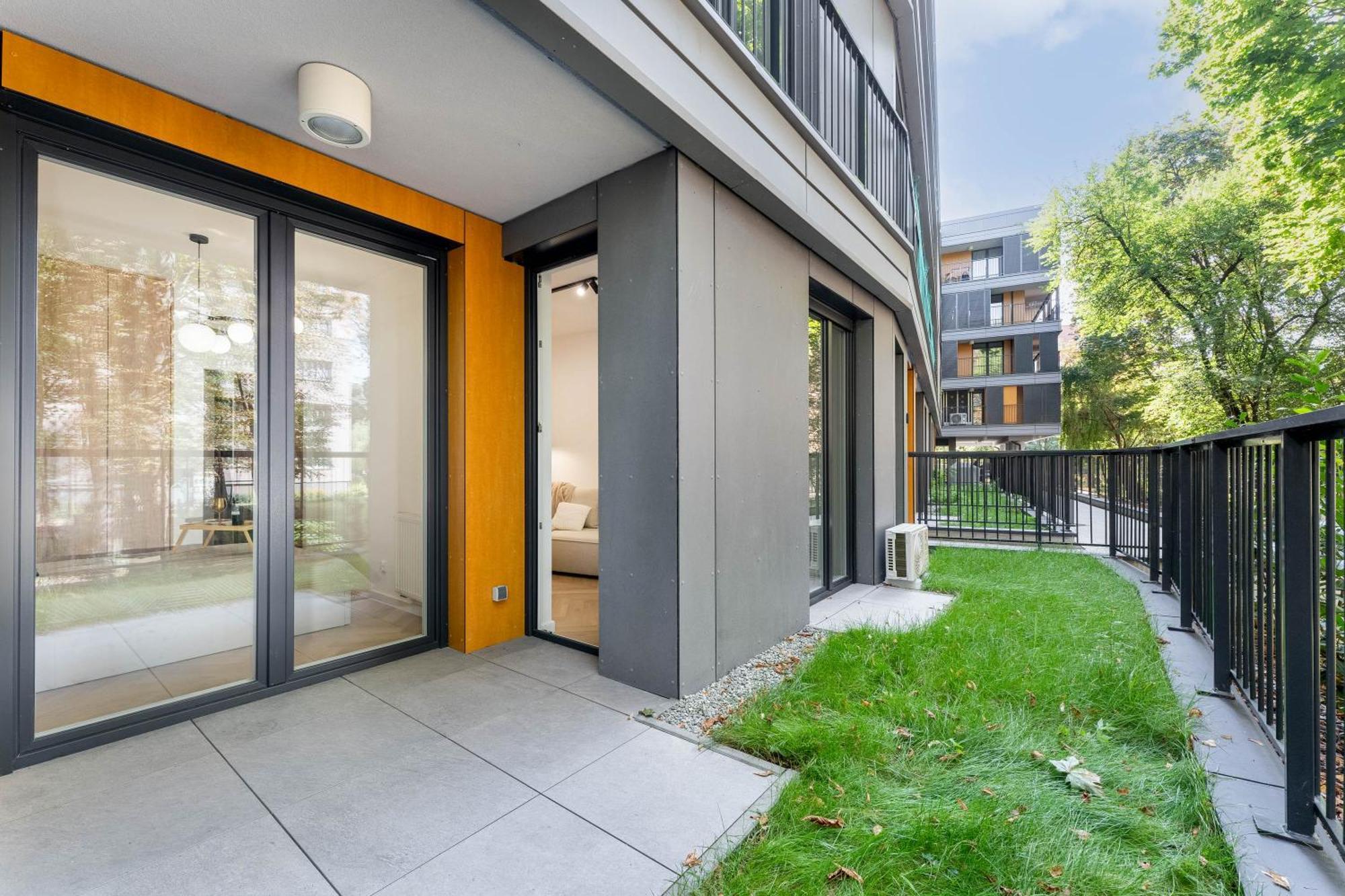 Luxury Two-bedroom With Terrace By Tyzenhauz Apartment