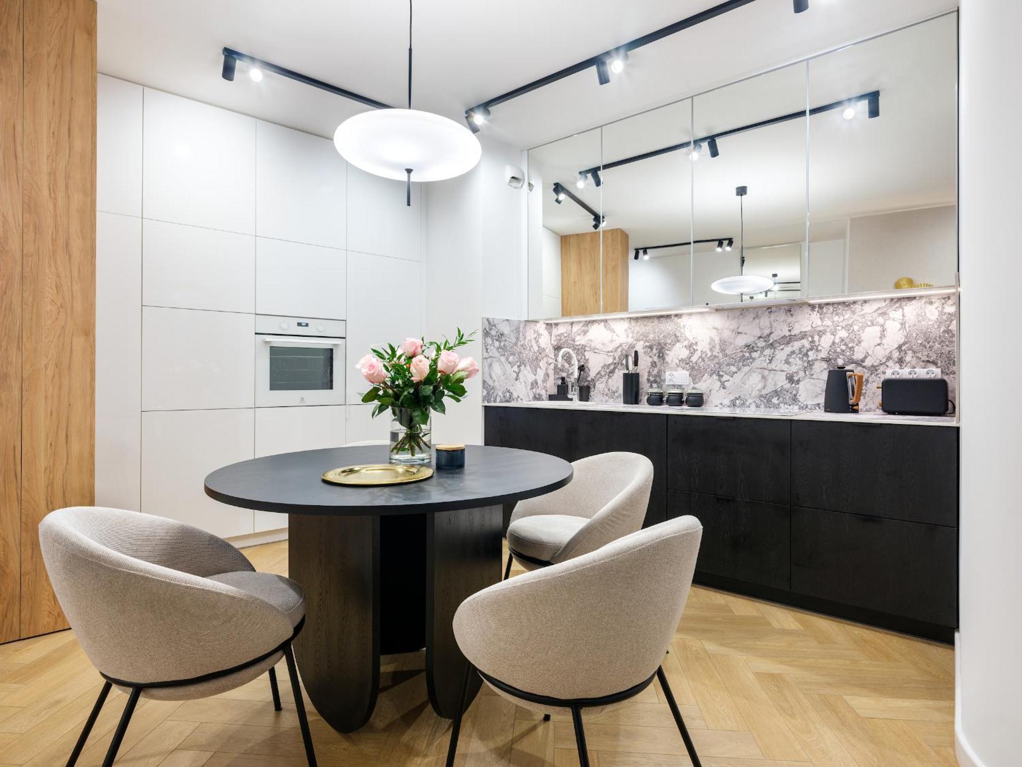 Luxury Two-bedroom With Terrace By Tyzenhauz Apartment *