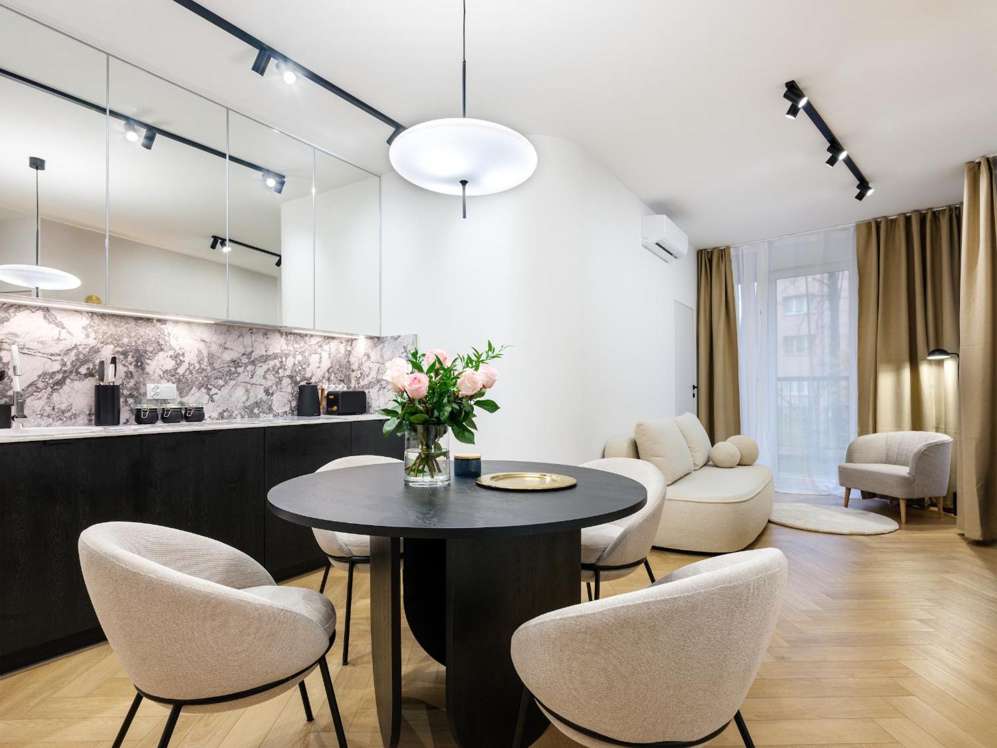 Luxury Two-bedroom With Terrace By Tyzenhauz Apartment